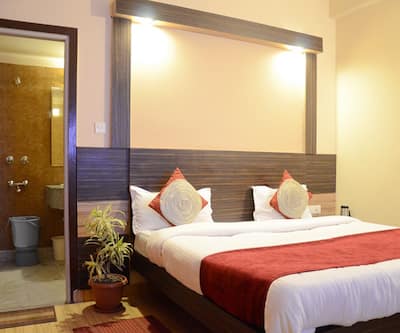 https://imgcld.yatra.com/ytimages/image/upload/t_hotel_yatra_city_desktop/v1424858268/Domestic Hotels/Hotels_Katra/The Leaf/Overview.jpg